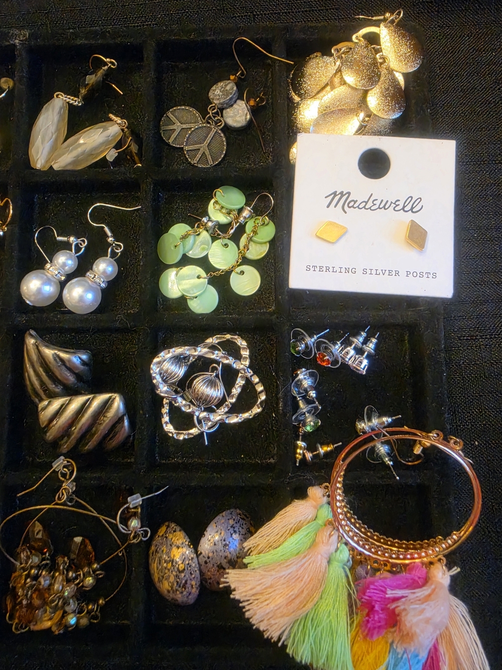 Assorted lot of over 40 pairs of pierced Earrings Variety Styles - Picture 5 of 13